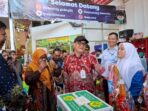 Wakil Wali Kota Balikpapan, Bagus Susetyo saat melakukan tinjauan parcel ke Yova Supermart, pada Kamis (27/3/2025). Foto: BorneoFlash/Niken Sulastri