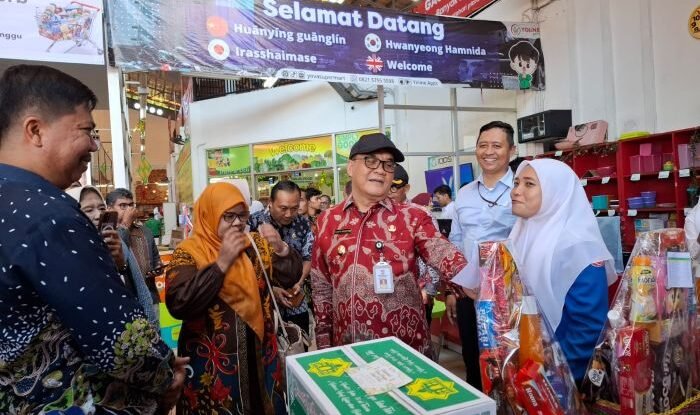 Wakil Wali Kota Balikpapan, Bagus Susetyo saat melakukan tinjauan parcel ke Yova Supermart, pada Kamis (27/3/2025). Foto: BorneoFlash/Niken Sulastri