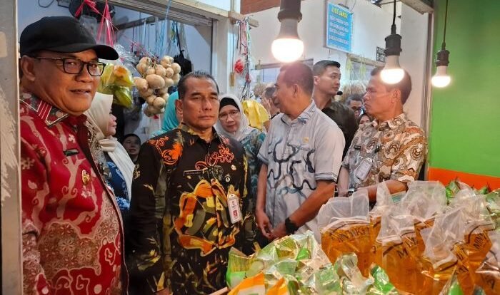 Wakil Wali Kota Balikpapan, Bagus Susetyo saat memimpin langsung inspeksi Pasar Klandasan, pada hari Kamis (27/3/2025). Foto: BorneoFlash/Niken Sulastri
