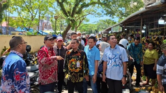 Wakil Wali Kota Balikpapan, Bagus Susetyo saat memimpin langsung inspeksi Pasar Pandansari, pada hari Kamis (27/3/2025). Foto: BorneoFlash/Niken Sulastri