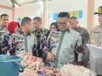 Wakil Walikota Samarinda, Saefuddin Zuhri saat sidak bapokting di Pasar Segiri, pada Kamis (20/3/2025). Foto: BorneoFlash/Nur Ainunnisa