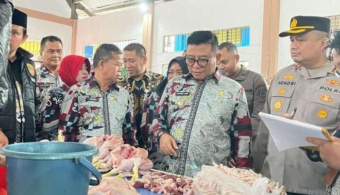 Wakil Walikota Samarinda, Saefuddin Zuhri saat sidak bapokting di Pasar Segiri, pada Kamis (20/3/2025). Foto: BorneoFlash/Nur Ainunnisa