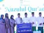 Wali Kota Balikpapan, H. Rahmad Mas'ud menyerahkan dana dari program Sajadah kepada Ketua Pengurus Masjid Madinatul Iman Balikpapan Islamic Center, pada hari Minggu (16/3/2025). Foto: BorneoFlash/Niken Sulastri