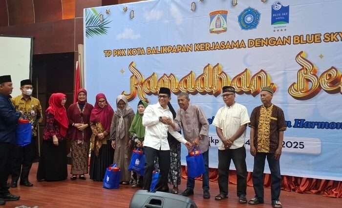 Wali Kota Balikpapan, H. Rahmad Mas'ud menyerahkan secara simbolis Menyerahkan paket sembako kepada Lansia, di Hotel Blue Sky Hotel Balikpapan, pada Jumat (14/3/2025). Foto: BorneoFlash/Niken Sulastri