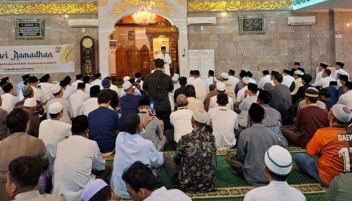 Wali Kota Balikpapan, H. Rahmad Mas'ud saat memberikan sambutan pada Safari Ramadan 1446 Hijriah bertempat di Masjid Jami' As Suadaa, pada Senin (10/3/2025). Foto: BorneoFlash/Niken Sulastri