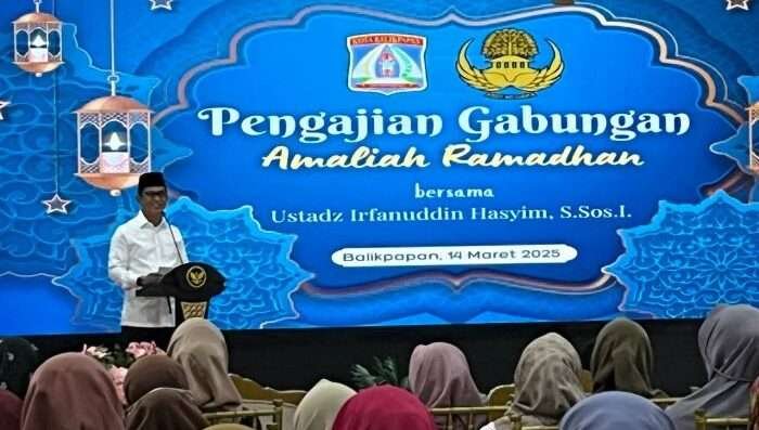 Wali Kota Balikpapan H. Rahmad Mas'ud saat memberikan sambutan pada pengajian gabungan amaliah Ramadan 1446 hijriah, di Auditorium Balai Kota Balikpapan, pada Jumat (14/3/2025). Foto: BorneoFlash/Niken Sulastri