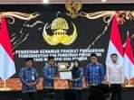 Wali Kota Balikpapan, H. Rahmad Mas’ud, secara langsung menyerahkan Surat Keputusan para pegawai yang memasuki masa purna tugas per 1 April 2025, di Auditorium Balai Kota Balikpapan pada Senin (17/3/2025). Foto: BorneoFlash/Niken Sulastri