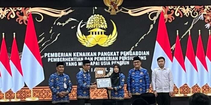 Wali Kota Balikpapan, H. Rahmad Mas’ud, secara langsung menyerahkan Surat Keputusan para pegawai yang memasuki masa purna tugas per 1 April 2025, di Auditorium Balai Kota Balikpapan pada Senin (17/3/2025). Foto: BorneoFlash/Niken Sulastri