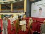 Wali Kota Balikpapan, H. Rahmad Mas'ud, secara simbolis menyerahkan bantuan berupa uang tunai sebesar Rp 500 ribu kepada para mustahik, di Balikpapan Sport and Convention Center (BSCC)/DOME, pada Senin (10/3/2025). Foto: BorneoFlash/Niken Sulastri