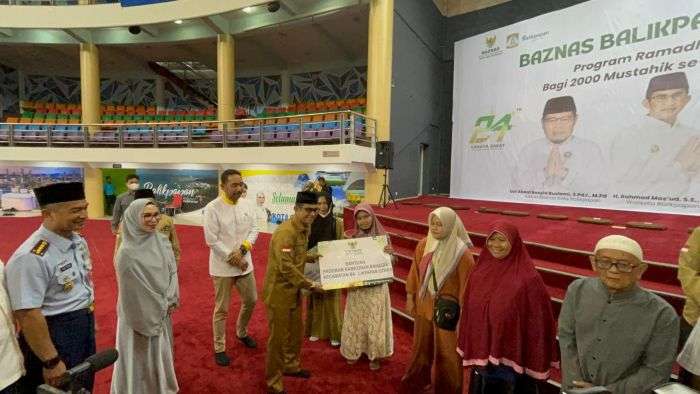 Wali Kota Balikpapan, H. Rahmad Mas'ud, secara simbolis menyerahkan bantuan berupa uang tunai sebesar Rp 500 ribu kepada para mustahik, di Balikpapan Sport and Convention Center (BSCC)/DOME, pada Senin (10/3/2025). Foto: BorneoFlash/Niken Sulastri