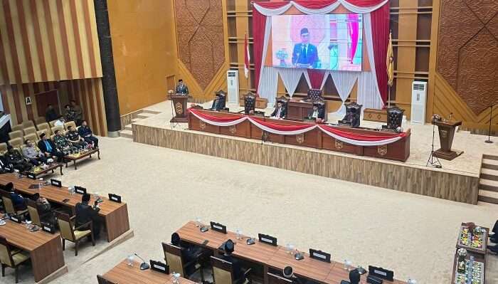 Wali Kota Samarinda, Andi Harun saat membacakan pidato sambutan di Rapat Paripurna  DPRD Kota Samarinda, dalam masa sidang tahun 2025 yang berlangsung pada Selasa (4/2/2024). Foto: BorneoFlash/Nur Ainunnisa