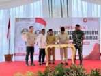 Wali Kota Samarinda, Andi Harun saat menandatangani Prasasti peresmian SDN 014 Tanah Merah. Foto: BorneoFlash/Nur Ainunnisa