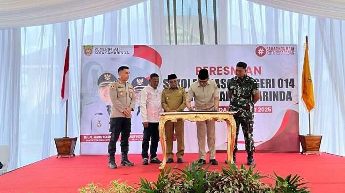 Wali Kota Samarinda, Andi Harun saat menandatangani Prasasti peresmian SDN 014 Tanah Merah. Foto: BorneoFlash/Nur Ainunnisa