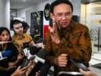 Mantan Komisaris Utama PT Pertamina Basuki Tjahaja Purnama alias Ahok berjalan keluar gedung usai menjalani pemeriksaan di Kejaksaan Agung, Jakarta, Kamis (13/3/2025). Kejaksaan Agung memeriksa Ahok sebagai saksi dalam kasus korupsi tata kelola minyak mentah dan produk kilang pada PT Pertamina Subholding dan Kontraktor Kontrak Kerja Sama (KKKS) tahun 2018-2023. FOTO : Sulthony Hasanuddin