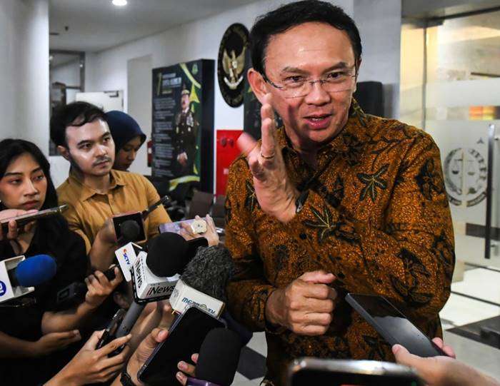 Mantan Komisaris Utama PT Pertamina Basuki Tjahaja Purnama alias Ahok berjalan keluar gedung usai menjalani pemeriksaan di Kejaksaan Agung, Jakarta, Kamis (13/3/2025). Kejaksaan Agung memeriksa Ahok sebagai saksi dalam kasus korupsi tata kelola minyak mentah dan produk kilang pada PT Pertamina Subholding dan Kontraktor Kontrak Kerja Sama (KKKS) tahun 2018-2023. FOTO : Sulthony Hasanuddin