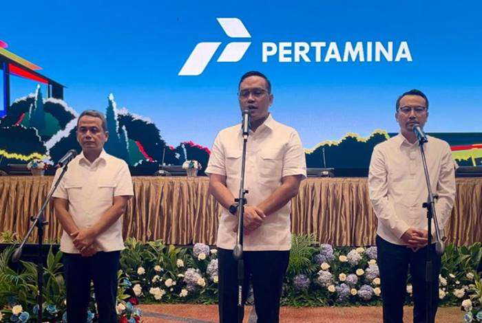 (kiri) Wakil Direktur Utama Pertamina Wiko Migantoro, (tengah) Direktur Utama Simon Aloysius Mantiri, dan (kanan) Pelaksana Tugas Harian (Pth) Direktur Utama Pertamina Patra Niaga Mars Ega Legowo Putra dalam konferensi pers di Grha Pertamina, Jakarta, Senin (3/3/2025). (Foto : YOHANA ARTHA ULY)