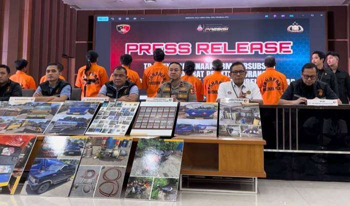Delapan tersangka kasus penyalahgunaan barcode BBM Subsidi.(FOTO : KIKI SAFITRI)