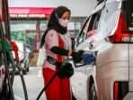 Petugas SPBU di Batam Kota tengah melakukan pengisian BBM jenis Pertamax terhadap pelanggan (PERTAMINA PATRA NIAGA KEPRI)