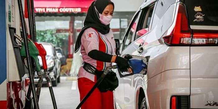 Petugas SPBU di Batam Kota tengah melakukan pengisian BBM jenis Pertamax terhadap pelanggan (PERTAMINA PATRA NIAGA KEPRI)