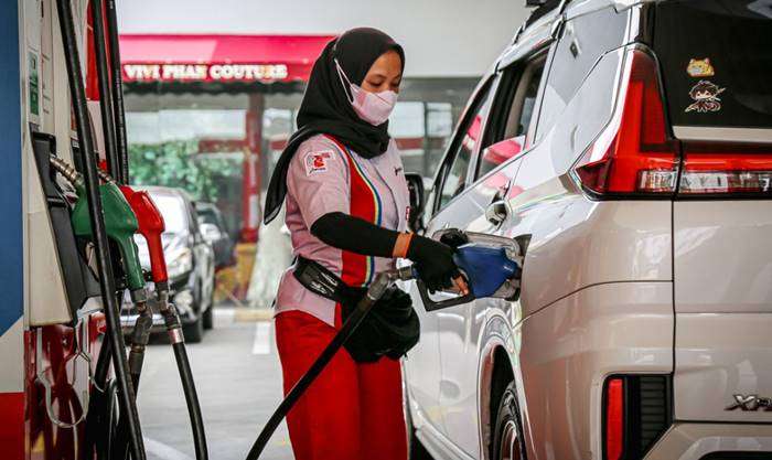 Petugas SPBU di Batam Kota tengah melakukan pengisian BBM jenis Pertamax terhadap pelanggan (PERTAMINA PATRA NIAGA KEPRI)