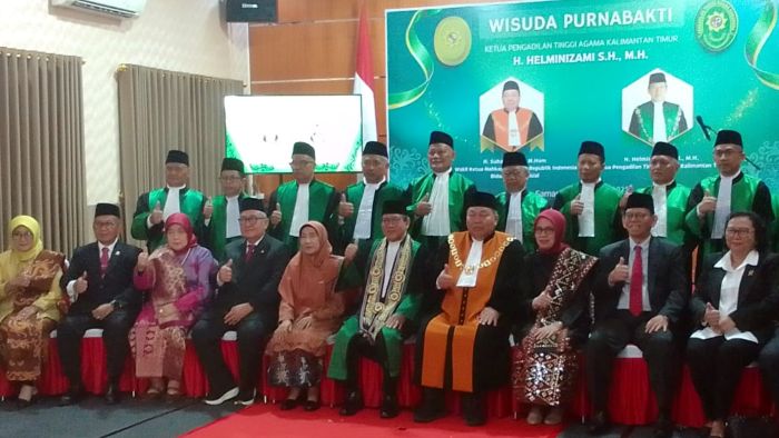 Acara Wisuda Purna Bakti Ketua PTA Samarinda, Helminizami yang dihadiri langsung oleh Wakil Ketua Mahkamah Agung (MA) RI, Bidang Non Yudisial, H. Suharto, S.H., M.Hum. Pada Senin (28/4/2025). Foto: BorneoFlash/IST