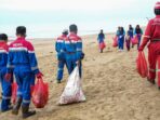 Aksi Bersih Pantai Tanjung Jumlai di Kelurahan Saloloang, Kabupaten PPU, pada Rabu (9/4/2025). Foto: BorneoFlash.com/Ist