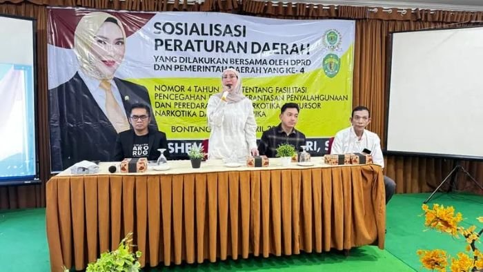Anggota DPRD Provinsi Kaltim, Shemmy Permata Sari saat Sosialisasi Peraturan Daerah (Sosper) keempat yang digelar di Ballroom Hotel Tiara Surya, Jalan Bhayangkara, Bontang Utara, pada Minggu (13/4/2025). Foto: BorneoFlash/IST
