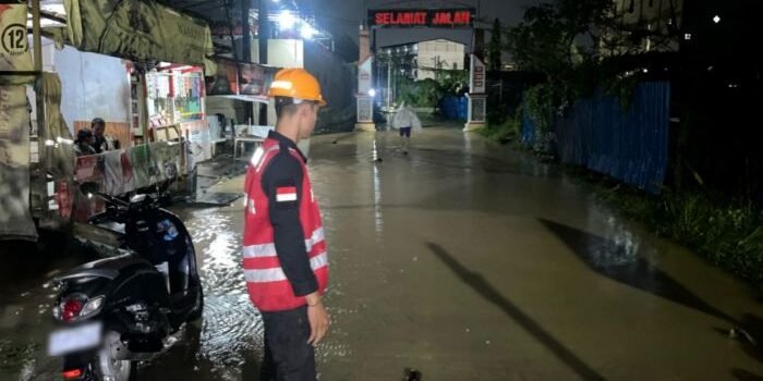 Batalyon A Pelopor Sat Brimob Polda Kaltim menggelar patroli intensif dengan mengerahkan personel SAR (Search and Rescue) untuk memantau sejumlah titik rawan banjir. Foto: HO/Humas Polda Kaltim