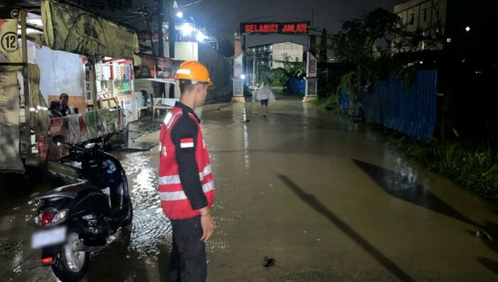 Batalyon A Pelopor Sat Brimob Polda Kaltim menggelar patroli intensif dengan mengerahkan personel SAR (Search and Rescue) untuk memantau sejumlah titik rawan banjir. Foto: HO/Humas Polda Kaltim