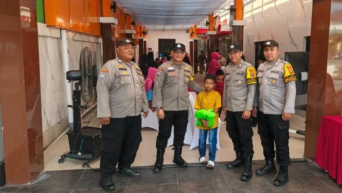 Bhayangkari Kaltim mengadakan khitanan massal dan pemeriksaan kesehatan Pap Smear secara gratis bagi warga, Senin (14/4/2025). Foto: HO/Humas Polresta Balikpapan