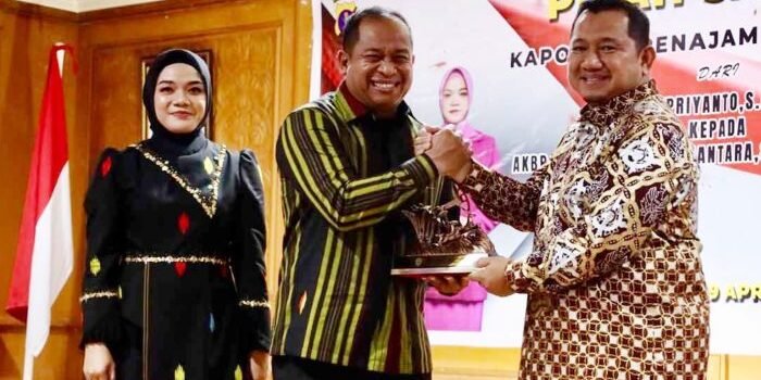 Bupati PPU, Mudyat Noor menghadiri acara pisah sambut Kapolres PPU dari AKBP Supriyanto kepada AKBP Andreas Alek Danantara, di Aula Lantai I Kantor Bupati PPU, Rabu malam (9/4/2025). Foto: BorneoFlash/IST