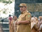 Bupati PPU Mudyat Noor saat memimpin apel perdana pasca lebaran, di halaman Kantor Bupati PPU, pada Selasa (8/4/2025). Foto: BorneoFlash/IST