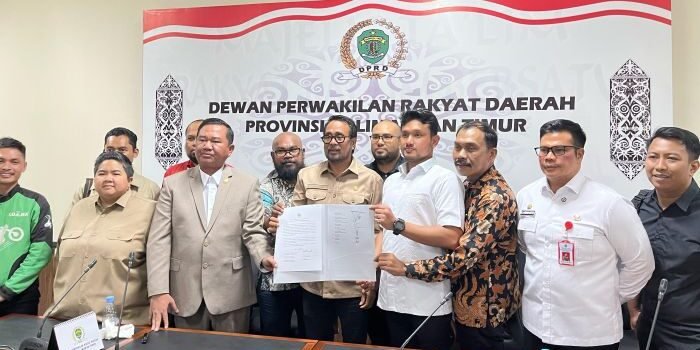 DPRD Kaltim bersama Pihak Pertamina serta Kepolisian menyetujui berita acara dalam RDP terkait BBM Oplosan. Foto: BorneoFlash/Nur Ainunnisa
