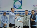 Direktur Utama PTMB, Dr. Yudhi Saharuddin, MM., bersama Tim pelaksana survey dari PT. Ratama Mitra Kualitas Saat Menerima Hasil Survey Kepuasan Pelanggan (SKP) Tahun 2024, di Kantor PTMB pada hari Selasa (15/4/2025). Foto: BorneoFlash/IST