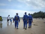 Ditpolairud Polda Kaltim menggelar operasi pengamanan terpadu di dua destinasi wisata favorit Balikpapan, yakni Pantai Manggar dan Lamaru, pada Rabu (2/4/2025). Foto: HO/Humas Polda Kaltim