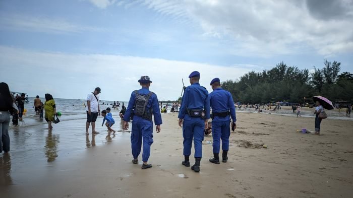 Ditpolairud Polda Kaltim menggelar operasi pengamanan terpadu di dua destinasi wisata favorit Balikpapan, yakni Pantai Manggar dan Lamaru, pada Rabu (2/4/2025). Foto: HO/Humas Polda Kaltim
