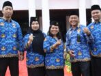Faturrahman dan Yudi serta teman-teman Bagian Humas dan Protokol Setda Balikpapan, usai mendapatkan SK Pengangkatan PPPK dari Wali Kota Balikpapan, H. Rahmad Mas'ud, di Halaman Balai Kota Balikpapan, pada hari Kamis (17/4/2025). Foto: BorneoFlash/Niken Sulastri