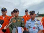 Gubernur AAU, Marsekal Muda TNI Purwoko Aji Prabowo dan Komandan Lanud Dhomber, Kolonel Pnb Fata Patria bersama 145 taruna, di Lanud Dhomber, Balikpapan, Jumat (25/4/2025). Foto: BorneoFlash/Niken Sulastri