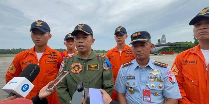 Gubernur AAU, Marsekal Muda TNI Purwoko Aji Prabowo dan Komandan Lanud Dhomber, Kolonel Pnb Fata Patria bersama 145 taruna, di Lanud Dhomber, Balikpapan, Jumat (25/4/2025). Foto: BorneoFlash/Niken Sulastri