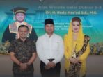 Gubernur Kaltim, Rudy Mas'ud beserta istri, dan GM Pertamina MOR VI Kalimantan Alexander Susilo, pada Tasyakuran Gelar Doktor Gubernur Rudy. Foto: Ist/adpimpemprov