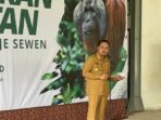 Gubernur Kaltim, Rudy Mas’ud memberikan sambutan pada kegiatan pelepasliaran enam orangutan hasil rehabilitasi dari Borneo Orangutan Survival Foundation (BOSF), pada hari Selasa (22/4/2025). Foto: BorneoFlash/Niken Sulastri