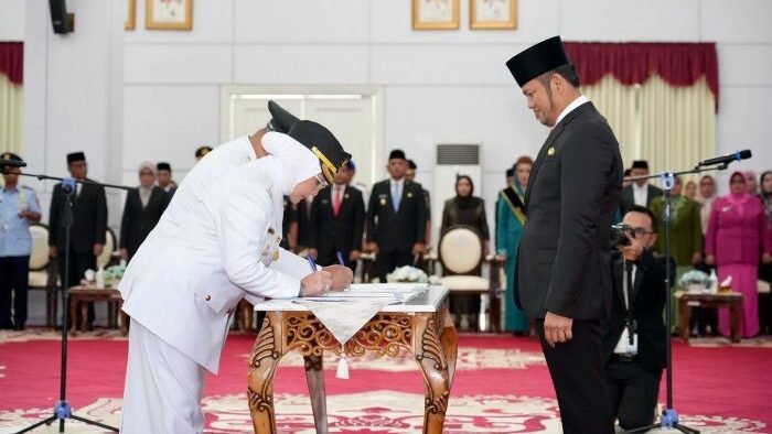 Gubernur Kaltim, H Rudy Mas'ud, saat Melantik Bupati dan Wakil Bupati Berau. Foto: ist/adpimpemprov