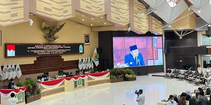 Gubernur Kaltim, Rudy Mas'ud saat berikan sambutan di Rapat Paripurna DPRD Kaltim.  Foto: BorneoFlash/Nur Ainunnisa