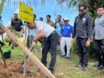 Gubernur Kaltim, Rudy Mas'ud saat melakukan penanaman pohon di Gor Kadrie Oening. Foto: BorneoFlash/Nur Ainunnisa