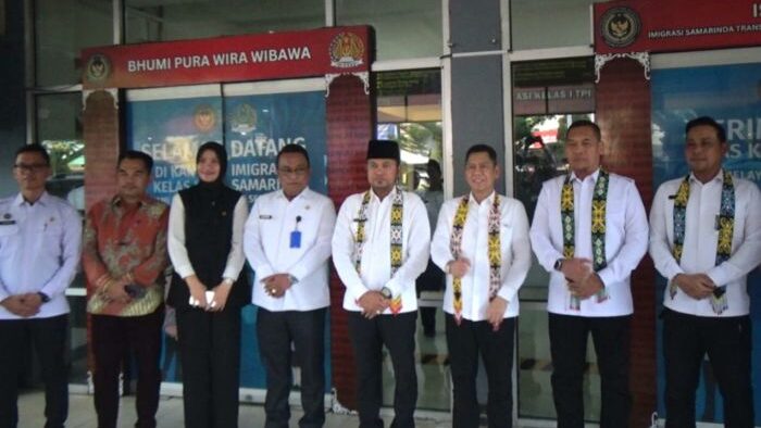 Gubernur Kaltim, Rudy Mas'ud saat mendampingi kunjungan kerja Wakil Ketua DPR-RI , Adies Kadir di Kantor Imigrasi kelas 1 Samarinda. Foto: BorneoFlash/Nur Ainunnisa