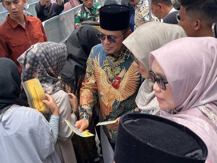 Gubernur Kaltim, Rudy Mas'ud saat pembagian Infaq dan Sedekah pada Masyarakat. Foto: BorneoFlash.com/NurAinunnisa
