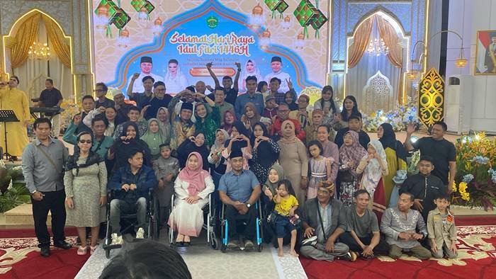 Gubernur Kaltim beserta Istri dan teman-teman Disabilitas. Foto: BorneoFlash.com/NurAinunnisa