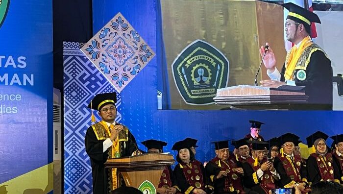 Gubernur kaltim, Rudy Mas’ud resmi menyandang gelar Doktor Ilmu Ekonomi dari Fakultas Ekonomi dan Bisnis Universitas Mulawarman. Foto: BorneoFlash.com/ Nur Ainunnisa