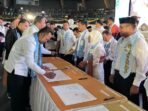 Gubernur Kaltim, Rudy Mas’ud dan Wakil Gubernur Seno Aji, Saat menandatangani Nota Kesepahaman (MoU) Pemprov Kaltim dengan 53 perguruan tinggi negeri dan swasta di Kalimantan Timur, Senin (21/4/2025). Foto: BorneoFlash/Nur Ainunnisa