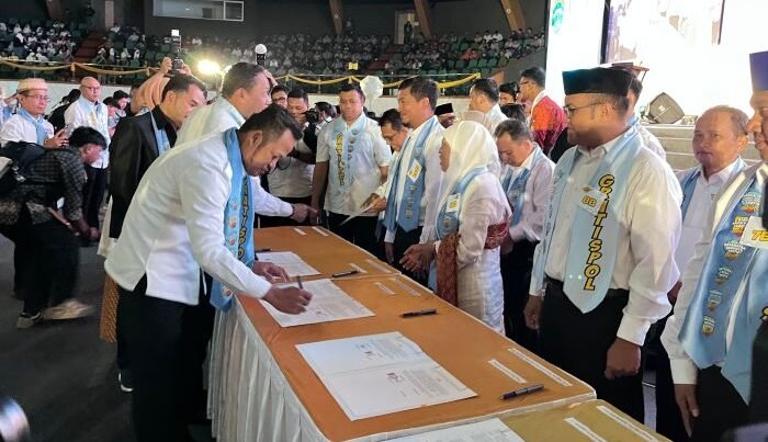 Gubernur Kaltim, Rudy Mas’ud dan Wakil Gubernur Seno Aji, Saat menandatangani Nota Kesepahaman (MoU) Pemprov Kaltim dengan 53 perguruan tinggi negeri dan swasta di Kalimantan Timur, Senin (21/4/2025). Foto: BorneoFlash/Nur Ainunnisa